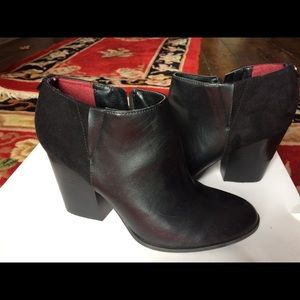 Stylish Tommy Hilfiger Ankle Boots 8M